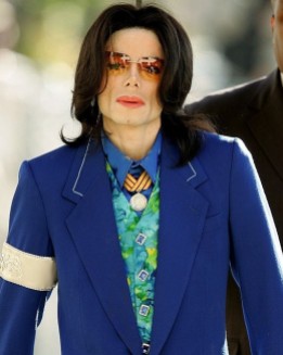 SANTA MARIA, CA - MARCH 16: Singer Michael Jackson arrives at Santa Maria Superior Court before testimony in his child molestation trial March 16, 2005 in Santa Maria, California. Jackson is charged in a 10-count indictment with molesting a boy, plying him with liquor and conspiring to commit child abduction, false imprisonment and extortion. He has pleaded innocent. (Photo by Carlo Allegri/Getty Images)