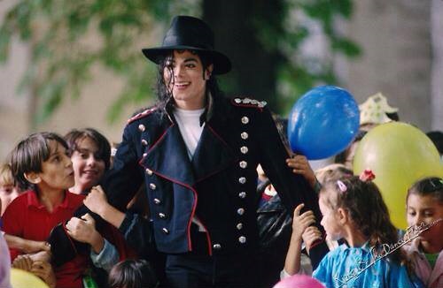 MJ-With-Children-At-Neverland-michael-jackson-39068567-500-326.jpg